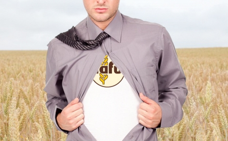 Mann reißt Hemd auf